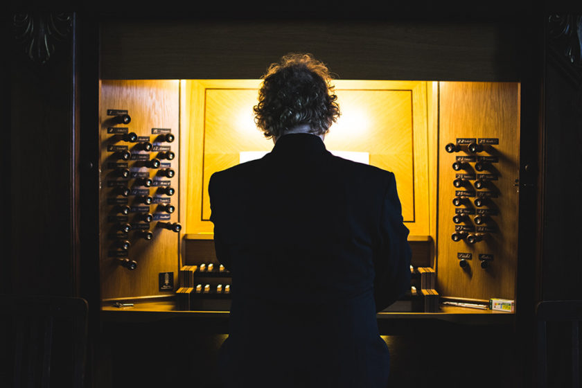 Denny Wilke an der Pesterwitzer Wünning Orgel
